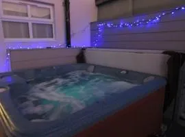 8 Guests Large cottage Hotub
