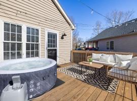 3BD Retreat - Hot Tub & BBQ - Near NCSU & Downtown，位于罗利的酒店
