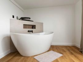 Lulla Lodge，位于Lower Boscaswell的酒店