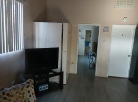 Handcraft Cabin LAX Port of LA 20 min away，位于Lomita的酒店