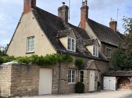 Cottage c1790, Superb central Witney, free parking，位于威特尼的酒店