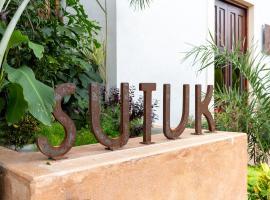 Hotel Sutuk，位于巴利亚多利德奇琴伊查国际机场 - CZA附近的酒店