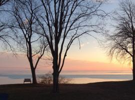 Quiet Lake View Firepit, Deck, BBQ, 3 Winery Walk，位于Essex的酒店