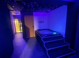 Sweety's Eden Jacuzzi - Spa priv&eacute; Sauna Cin&eacute;ma room Jardin - Terrasse centre-ville，位于勒芒的Spa酒店