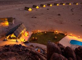 沙漠箭袋营旅馆，位于塞斯瑞姆埃利姆顿斯停车场附近的酒店