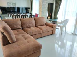 Luxury spacious 3 bdr apartment Pandora residence，位于奈汉海滩的酒店