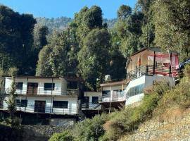 The Badasu Cottages，位于Phata的酒店