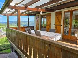Chalet sous les sapins, calme, superbe vue avec piscine et sauna
