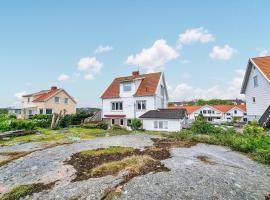 2 Bedroom Lovely Apartment In Kungshamn，位于王室港的酒店
