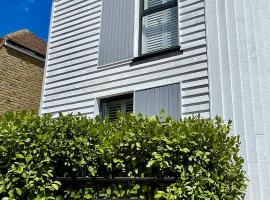 Whitstable - Salt Yard Cottage 1，位于惠茨特布尔的酒店