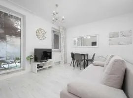 Jasny Apartament z Tarasem i Parkingiem by Noclegi Renters
