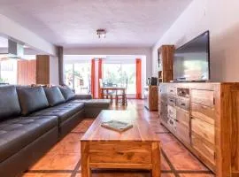 Classic Villa for 12- Pool, BBQ, big exterior area
