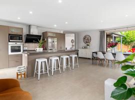 A Beach Hive at Papamoa Beach - 4 bedrooms，位于帕帕莫阿的酒店