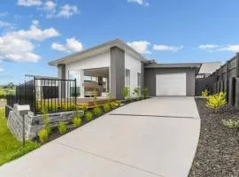 Brand New modern home 3 bedrooms - lakes