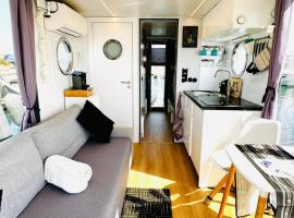 Houseboat Seabreeze，位于阿尔盖罗的船屋