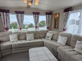 BRIGHT and COMFORTABLE HOLIDAY HOME SWANAGE BAYVIEW HOLIDAY PARK，位于斯沃尼奇的酒店