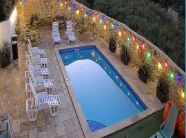Follow the Sun Boutique Hostel - Pool, Breakfast & Sea Views