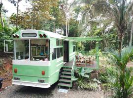 Jungle Bus, 5 min drive to PlayaLinda, 15 to Dominical, Wifi Starlink，位于奎波斯城的酒店