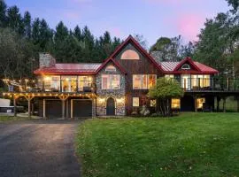 Luxury Log Chalet with Hot Tub, Games Room & Hill Views!