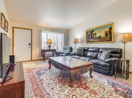 2 Mi to Lake Michigan Cozy Duplex with Private Yard，位于马尼托沃克的酒店