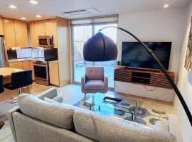 Chic Townhome Haven rooted Downtown