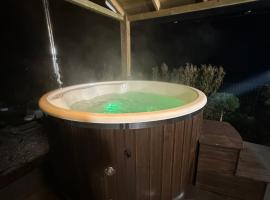 Deluxe Studio with Sauna and Jacuzzi - Adults only，位于基尔代尔的酒店