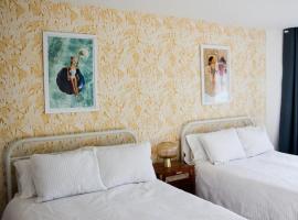 Large Waterfront Home w 5 Ensuite Bathrooms，位于贝尔维尔的酒店