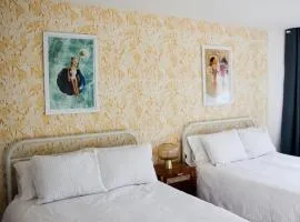 Large Waterfront Home w 5 Ensuite Bathrooms