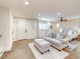 Central and Modern Studio with Workspace in Owasso!，位于Owasso的酒店