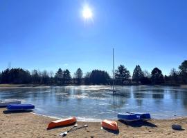 The Ponds - Union Grove, Wisconsin，位于Union Grove的酒店