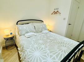 Shoreham Beach Cabana - Cozy ensuite Cabana with private entrance on beautiful Shoreham Beach - Close to Brighton City Airport and Panattoni Park，位于滨海索尔海姆的酒店