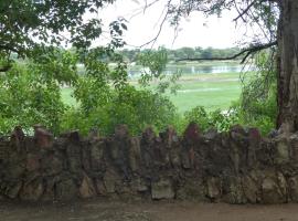 Nyime Safari Lodge Campsite，位于Divundu的带停车场的酒店