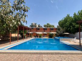 Hotel Los Pecanos，位于伊察的酒店