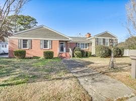 Waterfront Home with Dock and Yard in Hampton!，位于汉普顿的酒店