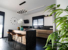 סויטת החורש，位于Shlomi的带泳池的酒店