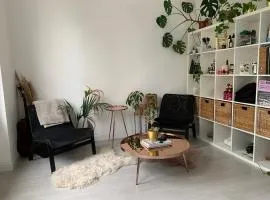 Bright White Studio Flat & easy access to London