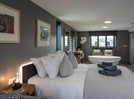 Uno Carbis Bay - Luxury Serviced Accommodation，位于卡比斯贝的酒店