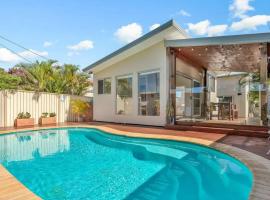 Cutts Cottage - Modern retreat with private pool，位于Woody Point的酒店