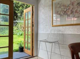 Garden View Entire Self Contained Guesthouse，位于Engadine的酒店