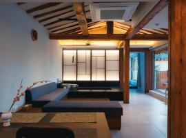 Gangneung Jeodong Hanok Pension newly built，位于江陵市的酒店