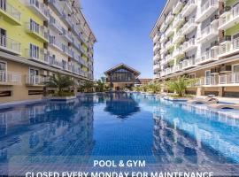 309B Condotel Near Airport &Mall,Pool,Gym,Netflix，位于Pusok的酒店
