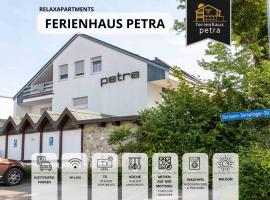 Ferienhaus Petra - Großzügige Ferienwohnungen in bester Bodenseelage l 1 Minute zum Bodensee l 7 Ferienwohnungen l Vollausgestattete Küchen l Gratis-WLAN l Gratis Parkplätze l Mitten auf der Mettnau，位于博登斯边的拉多夫采尔的酒店