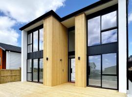 Designer Brand New Large House Flat bush，位于曼努考市的酒店