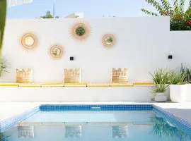 Unique Beachside Studio, Shared Pool & Burj Khalifa View!