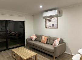 Sunflower Homes- Light and Easy，位于Kudla的酒店