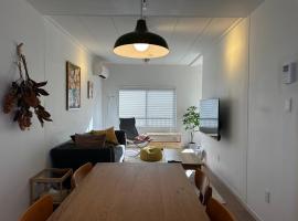 伊勢志摩観光に最適 パールロードの玄関口 PAARU inn 2階A室 セルフチェックイン，位于鸟羽的带热水浴缸的酒店