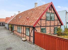 Nice Apartment In Simrishamn With Wifi，位于锡姆里斯港的酒店