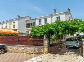 Gorgeous Apartment In Pula With Jacuzzi