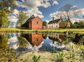 Farmhouse in Suffolk with wild swimming & hot tub