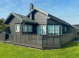 3 Bedroom Stunning Home In Bøvågen